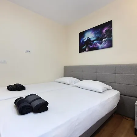 Noir Living 2 Bedroom Apartment *