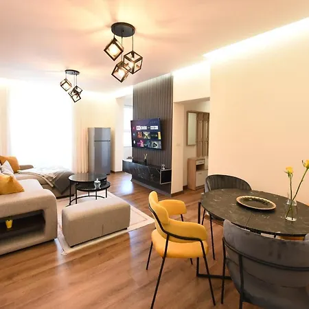 Noir Living 2 Bedroom Apartmán Tirana
