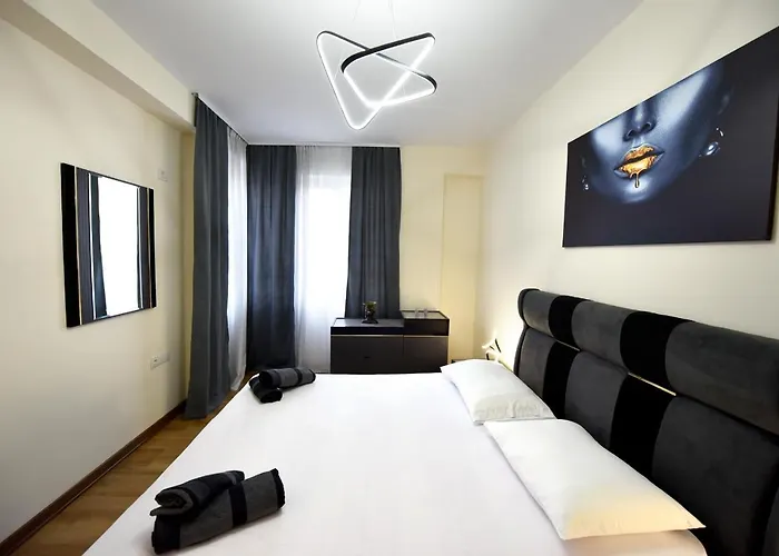 アパート Noir Living 2 Bedroom ティラナ